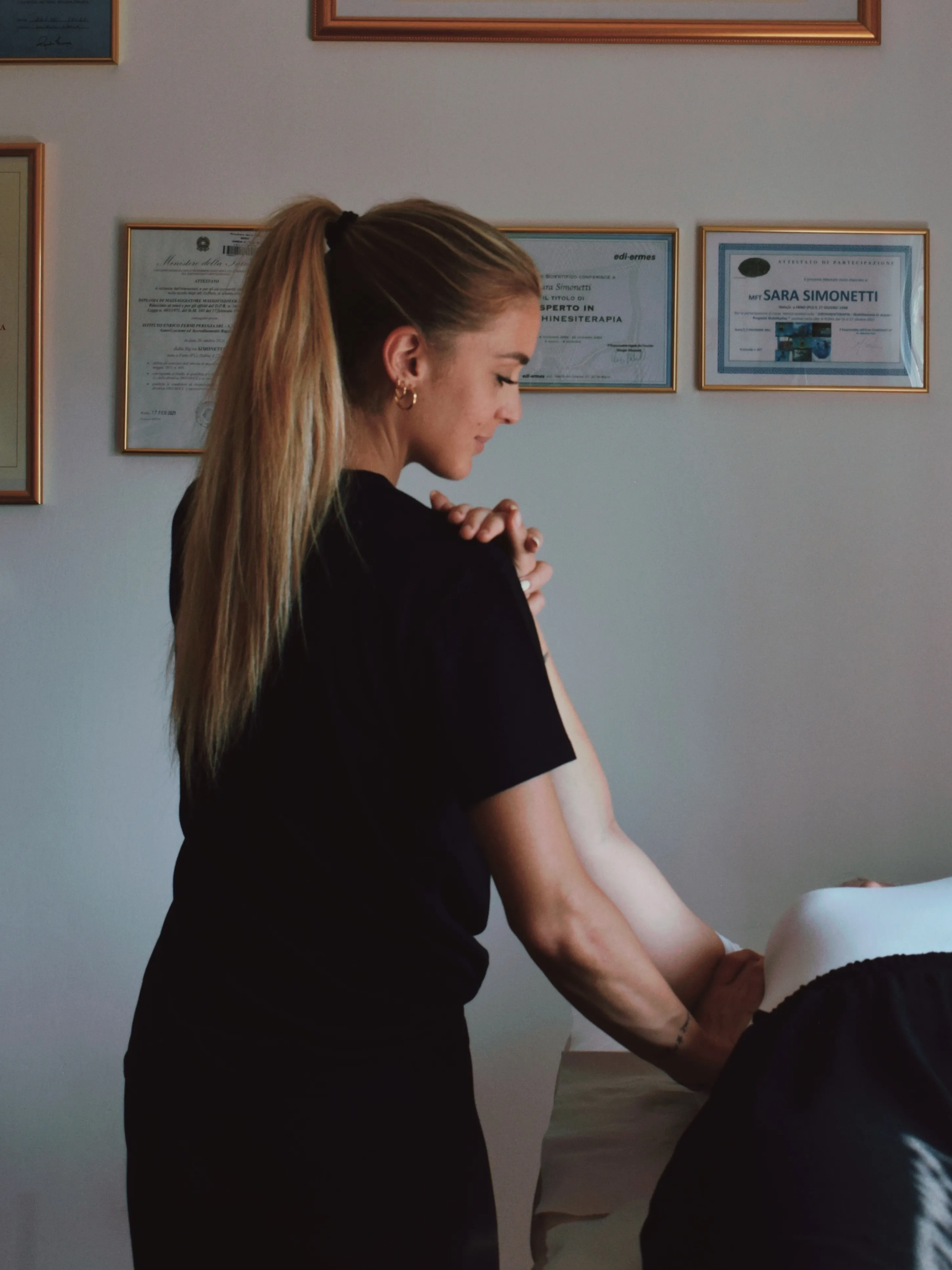Sara Simonetti mentre esegue un trattamento manuale su una paziente nel suo studio